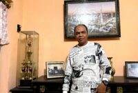 Hannan, pembina Musik Daul Semut Ireng saat ditemui di kediamannya. (KLIKMADURA)