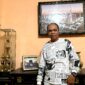 Hannan, pembina Musik Daul Semut Ireng saat ditemui di kediamannya. (KLIKMADURA)