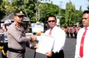 Kapolres Sampang AKBP Anang Hardiyanto menyerahkan penghargaan kepada personel Satresnarkoba Polres Sampang atas capaian dalam penanganan perkara narkoba Semester I 2026. (ISTIMEWA)