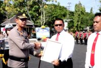 Kapolres Sampang AKBP Anang Hardiyanto menyerahkan penghargaan kepada personel Satresnarkoba Polres Sampang atas capaian dalam penanganan perkara narkoba Semester I 2026. (ISTIMEWA)