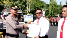 Kapolres Sampang AKBP Anang Hardiyanto menyerahkan penghargaan kepada personel Satresnarkoba Polres Sampang atas capaian dalam penanganan perkara narkoba Semester I 2026. (ISTIMEWA)