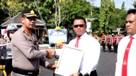 Kapolres Sampang AKBP Anang Hardiyanto menyerahkan penghargaan kepada personel Satresnarkoba Polres Sampang atas capaian dalam penanganan perkara narkoba Semester I 2026. (ISTIMEWA)