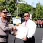 Kapolres Sampang AKBP Anang Hardiyanto menyerahkan penghargaan kepada personel Satresnarkoba Polres Sampang atas capaian dalam penanganan perkara narkoba Semester I 2026. (ISTIMEWA)