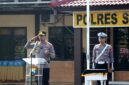 Kapolres Sampang AKBP Anang Hardiyanto memimpin apel Hari Lalu Lintas Bhayangkara ke-71 di halaman Mapolres Sampang. (ISTIMEWA)