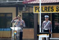 Kapolres Sampang AKBP Anang Hardiyanto memimpin apel Hari Lalu Lintas Bhayangkara ke-71 di halaman Mapolres Sampang. (ISTIMEWA)