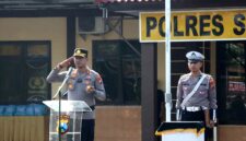 Kapolres Sampang AKBP Anang Hardiyanto memimpin apel Hari Lalu Lintas Bhayangkara ke-71 di halaman Mapolres Sampang. (ISTIMEWA)