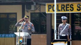 Kapolres Sampang AKBP Anang Hardiyanto memimpin apel Hari Lalu Lintas Bhayangkara ke-71 di halaman Mapolres Sampang. (ISTIMEWA)