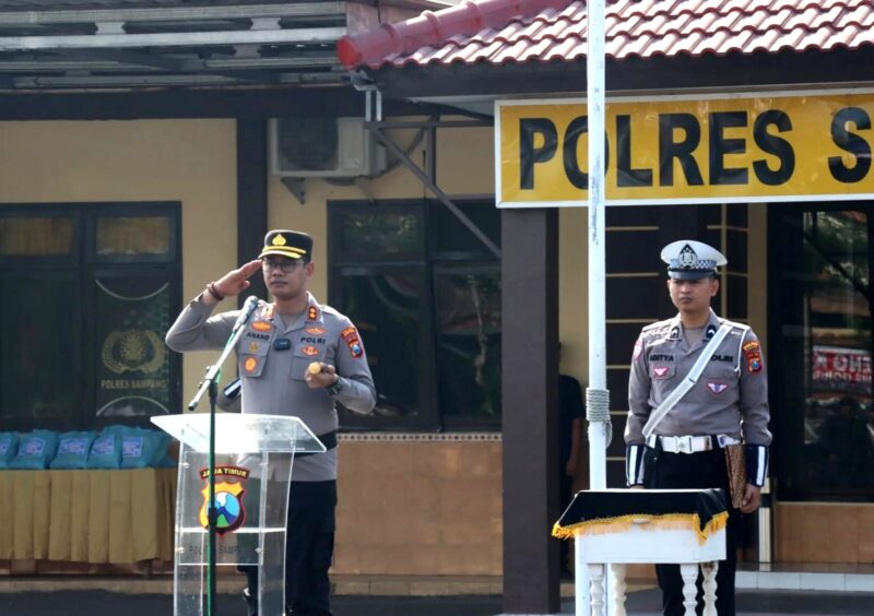 Kapolres Sampang AKBP Anang Hardiyanto memimpin apel Hari Lalu Lintas Bhayangkara ke-71 di halaman Mapolres Sampang. (ISTIMEWA)