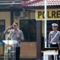 Kapolres Sampang AKBP Anang Hardiyanto memimpin apel Hari Lalu Lintas Bhayangkara ke-71 di halaman Mapolres Sampang. (ISTIMEWA)