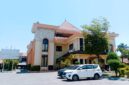 Sejumlah kendaraan terparkir di halaman Kantor DPRD Kabupaten Sampang. (KLIKMADURA)