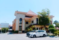 Sejumlah kendaraan terparkir di halaman Kantor DPRD Kabupaten Sampang. (KLIKMADURA)