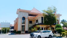 Sejumlah kendaraan terparkir di halaman Kantor DPRD Kabupaten Sampang. (KLIKMADURA)