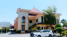 Sejumlah kendaraan terparkir di halaman Kantor DPRD Kabupaten Sampang. (KLIKMADURA)