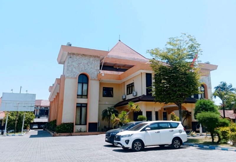 Sejumlah kendaraan terparkir di halaman Kantor DPRD Kabupaten Sampang. (KLIKMADURA)