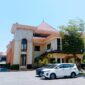 Sejumlah kendaraan terparkir di halaman Kantor DPRD Kabupaten Sampang. (KLIKMADURA)