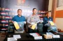 Kapolres Sampang AKBP Anang Hardiyanto didampingi Kasatreskrim Iptu Nur Fajri Alim saat menyampaikan pengungkapan kasus pembunuhan di Mapolres Sampang. (ISTIMEWA)