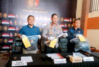 Kapolres Sampang AKBP Anang Hardiyanto didampingi Kasatreskrim Iptu Nur Fajri Alim saat menyampaikan pengungkapan kasus pembunuhan di Mapolres Sampang. (ISTIMEWA)