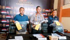Kapolres Sampang AKBP Anang Hardiyanto didampingi Kasatreskrim Iptu Nur Fajri Alim saat menyampaikan pengungkapan kasus pembunuhan di Mapolres Sampang. (ISTIMEWA)