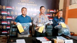 Kapolres Sampang AKBP Anang Hardiyanto didampingi Kasatreskrim Iptu Nur Fajri Alim saat menyampaikan pengungkapan kasus pembunuhan di Mapolres Sampang. (ISTIMEWA)
