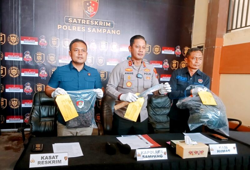 Kapolres Sampang AKBP Anang Hardiyanto didampingi Kasatreskrim Iptu Nur Fajri Alim saat menyampaikan pengungkapan kasus pembunuhan di Mapolres Sampang. (ISTIMEWA)