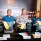 Kapolres Sampang AKBP Anang Hardiyanto didampingi Kasatreskrim Iptu Nur Fajri Alim saat menyampaikan pengungkapan kasus pembunuhan di Mapolres Sampang. (ISTIMEWA)