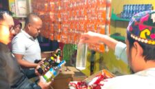 Petugas Satresnarkoba Polresta Sumenep mengamankan sejumlah minuman keras dari sebuah toko kelontong di Kelurahan Bangselok. (HUMAS POLRESTA SUMENEP)