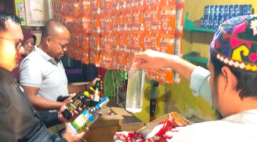 Petugas Satresnarkoba Polresta Sumenep mengamankan sejumlah minuman keras dari sebuah toko kelontong di Kelurahan Bangselok. (HUMAS POLRESTA SUMENEP)