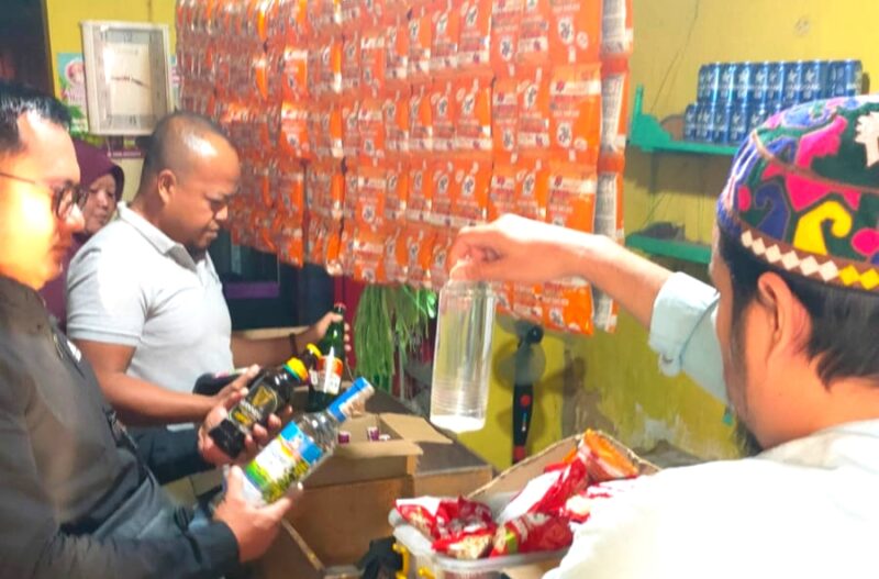 Petugas Satresnarkoba Polresta Sumenep mengamankan sejumlah minuman keras dari sebuah toko kelontong di Kelurahan Bangselok. (HUMAS POLRESTA SUMENEP)
