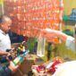 Petugas Satresnarkoba Polresta Sumenep mengamankan sejumlah minuman keras dari sebuah toko kelontong di Kelurahan Bangselok. (HUMAS POLRESTA SUMENEP)