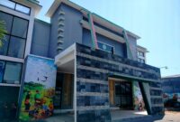 Gedung kantor Disdikbud Pamekasan tampak dari depan. (LAILIYATUN NURIYAH/KLIK MADURA)
