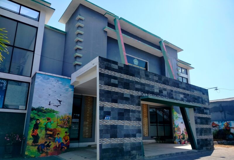 Gedung kantor Disdikbud Pamekasan tampak dari depan. (LAILIYATUN NURIYAH/KLIK MADURA)