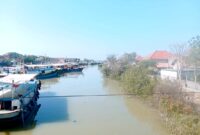 Sejumlah perahu nelayan tambat di Pelabuhan Tanglok, Sampang. (ALI MUCHTAR / KLIKMADURA)