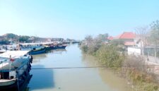 Sejumlah perahu nelayan tambat di Pelabuhan Tanglok, Sampang. (ALI MUCHTAR / KLIKMADURA)