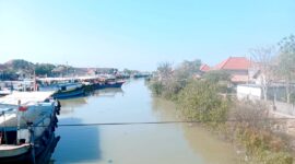 Sejumlah perahu nelayan tambat di Pelabuhan Tanglok, Sampang. (ALI MUCHTAR / KLIKMADURA)
