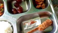 Menu Makan Bergizi Gratis (MBG) yang diterima siswa SDN Ketapang Timur 1, Sampang, menjadi sorotan setelah viral di media sosial. (ISTIMEWA)