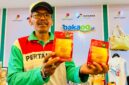 Ketua Pokdarwis Payung Kuning, Mohammad Syahril, menunjukkan produk Kopi Labuhan di pameran UMKM binaan KKKS di Hotel Tentrem, Jogjakarta. (PRENGKI WIRANANDA / KLIKMADURA)