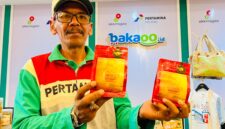 Ketua Pokdarwis Payung Kuning, Mohammad Syahril, menunjukkan produk Kopi Labuhan di pameran UMKM binaan KKKS di Hotel Tentrem, Jogjakarta. (PRENGKI WIRANANDA / KLIKMADURA)