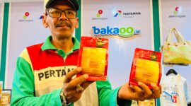 Ketua Pokdarwis Payung Kuning, Mohammad Syahril, menunjukkan produk Kopi Labuhan di pameran UMKM binaan KKKS di Hotel Tentrem, Jogjakarta. (PRENGKI WIRANANDA / KLIKMADURA)