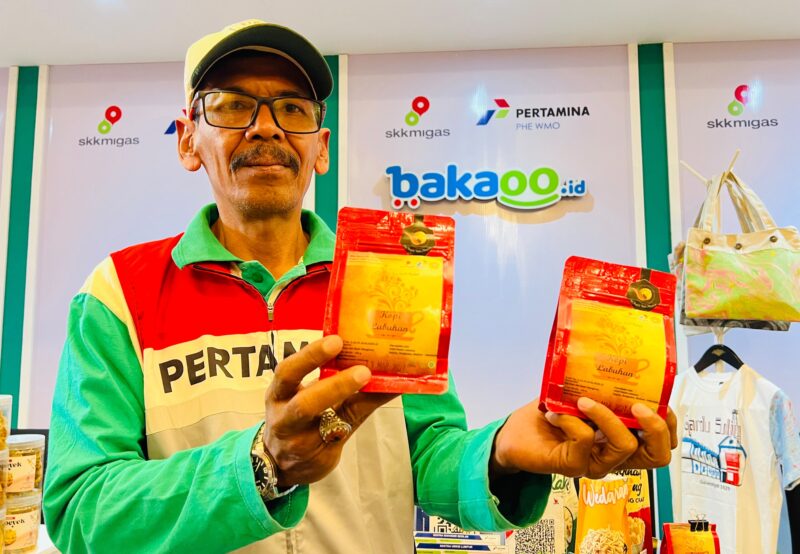 Ketua Pokdarwis Payung Kuning, Mohammad Syahril, menunjukkan produk Kopi Labuhan di pameran UMKM binaan KKKS di Hotel Tentrem, Jogjakarta. (PRENGKI WIRANANDA / KLIKMADURA)