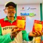Ketua Pokdarwis Payung Kuning, Mohammad Syahril, menunjukkan produk Kopi Labuhan di pameran UMKM binaan KKKS di Hotel Tentrem, Jogjakarta. (PRENGKI WIRANANDA / KLIKMADURA)