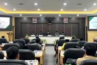 Ketua DPRD Pamekasan, Ali Masykur (tengah) memimpin rapat paripurna beberapa waktu lalu. (KLIKMADURA)