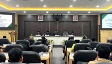 Ketua DPRD Pamekasan, Ali Masykur (tengah) memimpin rapat paripurna beberapa waktu lalu. (KLIKMADURA)