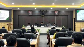 Ketua DPRD Pamekasan, Ali Masykur (tengah) memimpin rapat paripurna beberapa waktu lalu. (KLIKMADURA)