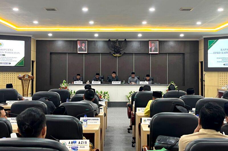 Ketua DPRD Pamekasan, Ali Masykur (tengah) memimpin rapat paripurna beberapa waktu lalu. (KLIKMADURA)