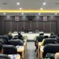 Ketua DPRD Pamekasan, Ali Masykur (tengah) memimpin rapat paripurna beberapa waktu lalu. (KLIKMADURA)