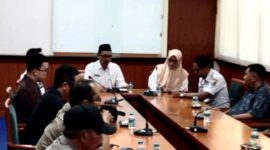 Pemkab Sampang saat menggelar rapat koordinasi bersama 12 pengelola SPBU membahas pelayanan dan penyaluran BBM bersubsidi. (ISTIMEWA)