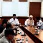 Pemkab Sampang saat menggelar rapat koordinasi bersama 12 pengelola SPBU membahas pelayanan dan penyaluran BBM bersubsidi. (ISTIMEWA)