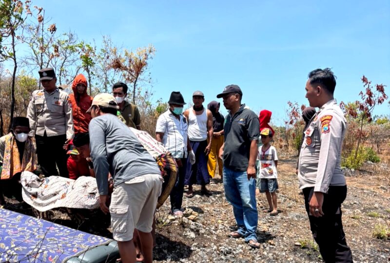 Petugas saat melakukan penanganan terhadap perempuan yang ditemukan meninggal dunia di area tanah tegal Dusun Aengnyior, Desa Lobuk, Kecamatan Bluto, Sumenep. (HUMAS POLRESTA SUMENEP FOR KLIKMADURA)