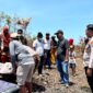 Petugas saat melakukan penanganan terhadap perempuan yang ditemukan meninggal dunia di area tanah tegal Dusun Aengnyior, Desa Lobuk, Kecamatan Bluto, Sumenep. (HUMAS POLRESTA SUMENEP FOR KLIKMADURA)