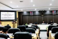 Wakil Bupati Pamekasan, H. Sukriyanto saat menyampaikan jawaban terhadap pandangan umum fraksi tentang perubahan APBD tahun 2026. (MOH. IQBALUL KHAVEI MZ / KLIKMADURA)
